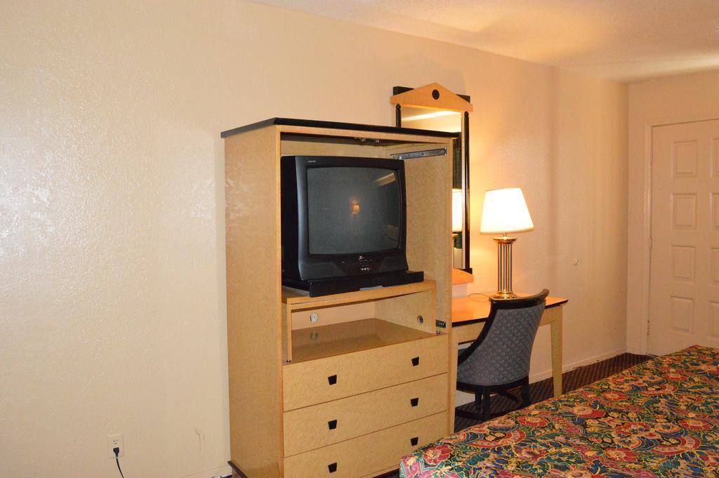 Delux Inn Tulsa Buitenkant foto